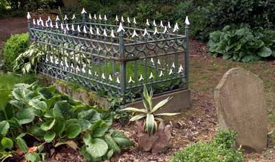 (2000) Die heutigen Bewohner der Hofstätte halten das mit einem Eisengitter eingefriedete Grab in einem guten Zustand.