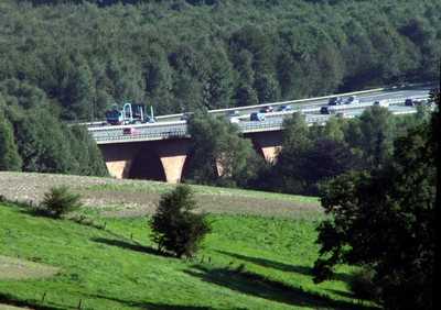 08-2006 - Die Finnebachbrücke ist am unauffälligsten in die Landschaft eingebettet (Ansicht aus nordwestlicher Richtung). Dahinter beginnt der nördliche Ausläufer des Stadtwaldes Bad Salzuflen