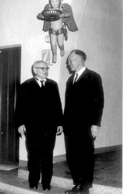 Nach dem Neubau des Kirchenschiffes im Jahre 1951: Pastor Wilhelm Gröne und Vereinsleiter Theodor Göhner in der Kirche zu Exter. Über ihnen schwebt der Taufengel.