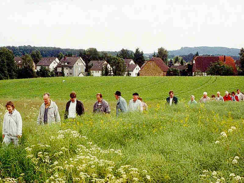 1995 - Mitglieder und Gäste der Geschichtswerkstatt auf einer Spurensuche.