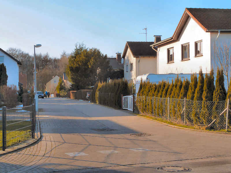 2014 - Von der Glimkestraße aus ein Blick in die Allensteiner Straße, die Glimkestraße führt nach rechts weiter in Richtung Industriegebiet Exter.