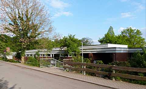 Nordansicht der 1964 als Volksschule neu gebauten Schule mit dem Haupteingang.