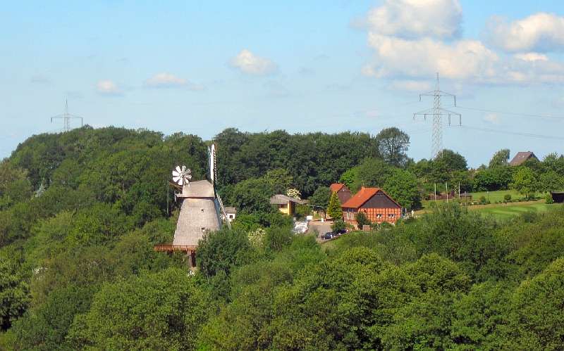2010 - Blick von der Steinegge: Lindemanns Windmühle vor dem ehemaligen Hofgelände mit der Gastronomie des dort ansässigen Golf-Clubs.