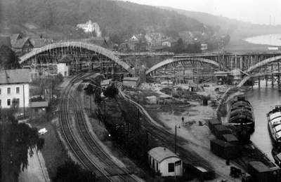 Abschnitt einer für 1927 gigantischen Baustelle: Der Brückenkopf auf Vlothoer Seite; im Bild ist etwa ein Fünftel der ganzen Brückenlänge zu sehen.