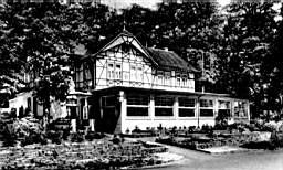 Sie liegt noch immer am Südostrand des Salzufler Stadtwaldes mit seinen ausgedehnten Wanderwegen: Gaststätte "Zur Loose" (hier im Jahr 1936)