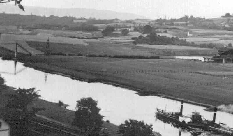 um 1935: Das Kieswerk (rechts im Bild), links die Drahtseilbahn über die Weser.
