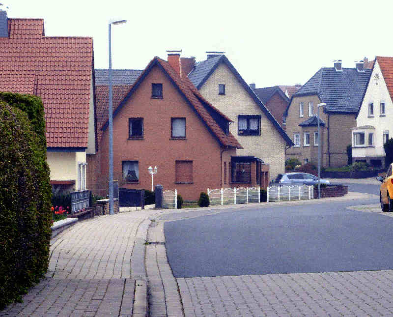 Blick in die Mendel-Grundmann-Straße in östliche Richtung, Standort am Kreisverkehr mit Wiese- und Wasserstraße