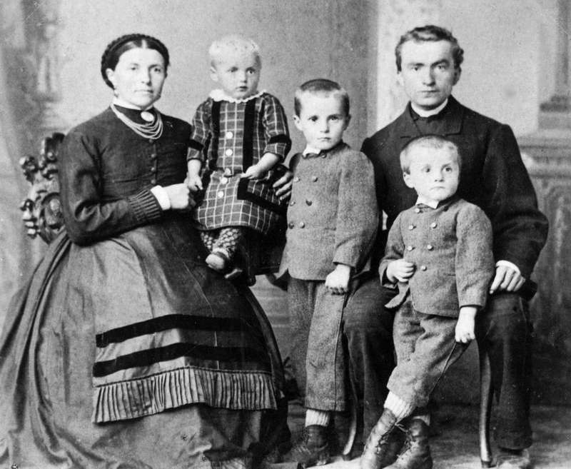 Großeltern Steinmann mit den drei Söhnen, rechts außen Gustav