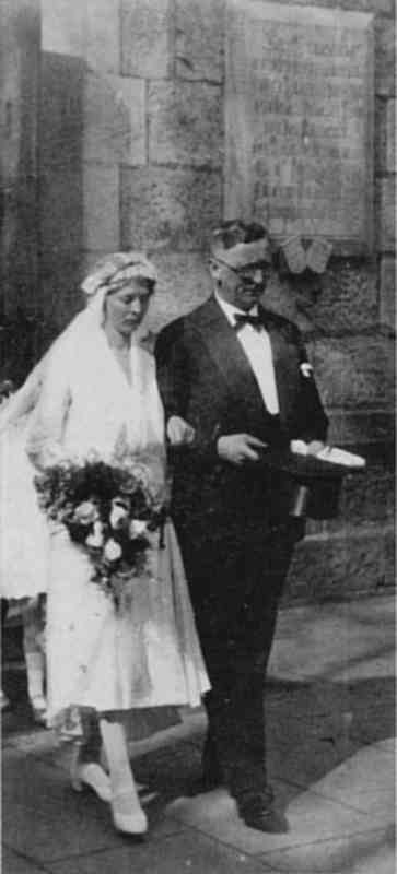 Am 1. Mai 1930 ist Hochzeit auf Hollenhagen, Martha und Otto Franz Krauss verlassen hier die Petri-Kirche in Herford nach ihrer Trauung