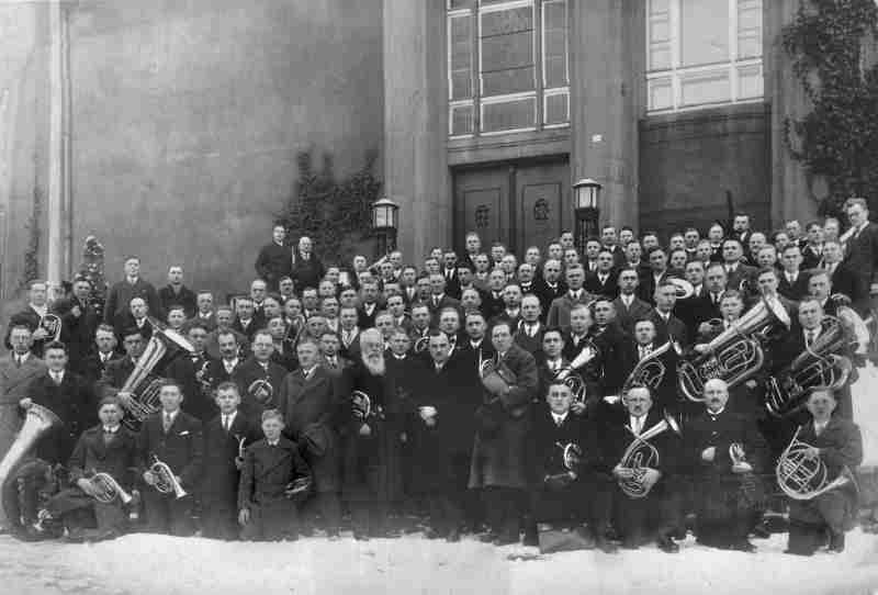 7. Februar 1931 - Posaunenbläser im ersten Lehrgang bei Kuhlo vor der Zionskirche in Bethel