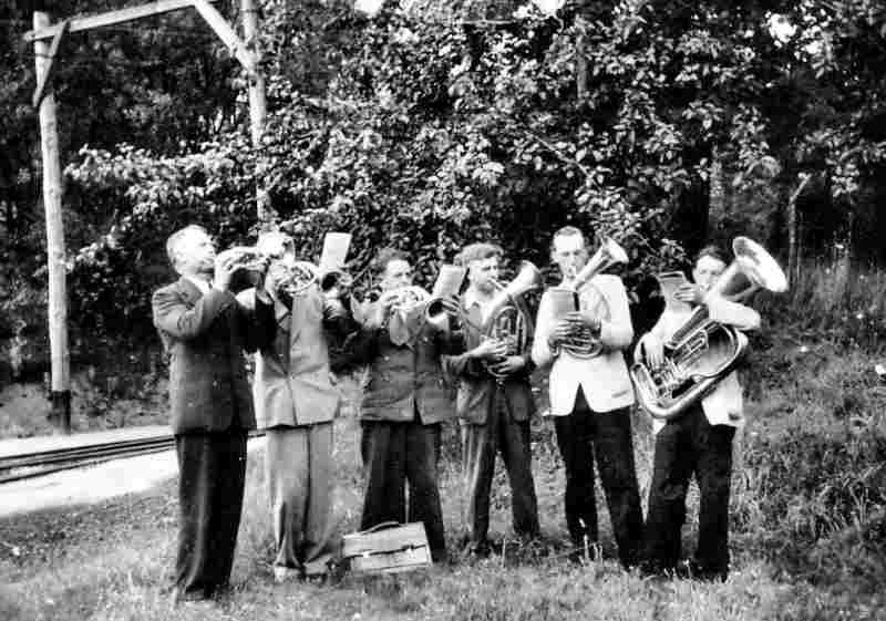 1949 - Mitglieder des Posaunenchors bringen aus der Tradition heraus alten und kranken Gemeindegliedern ein Geburtstagsständchen dar.