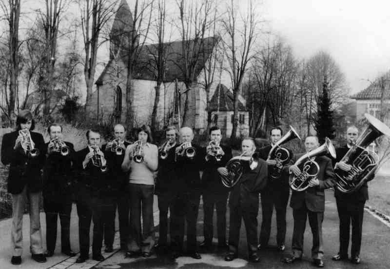 1973 - Der Posaunenchor bläst zu seinem 60jährigen Jubläum vor der Valdorfer Kirche