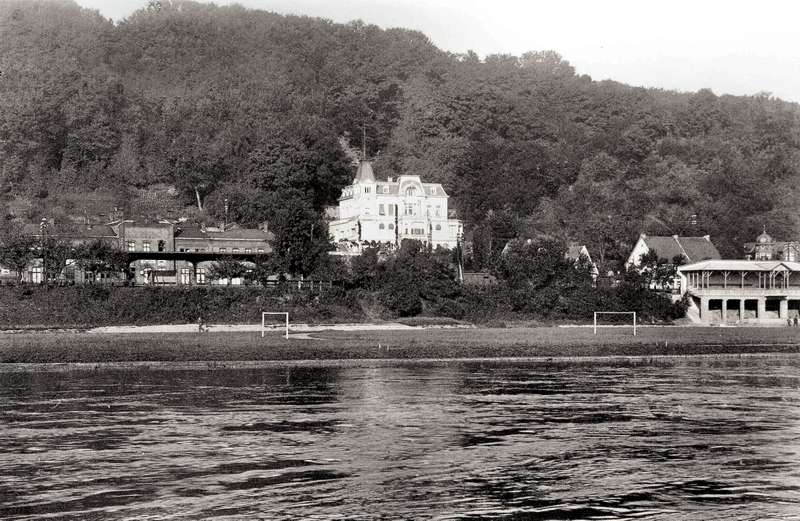 1927 - Ein intakter Anblick: Bahnhof (links) Villa (Mitte) Tribüne (rechts)