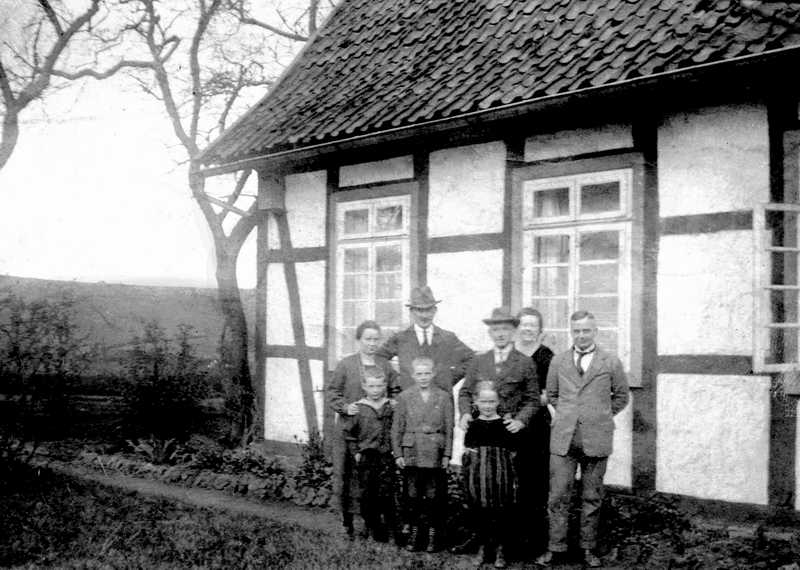 Heinrich Stodiek mit Familie vor dem Lehrerwohnhaus (Hauptlehrer von 1921 bis 1933