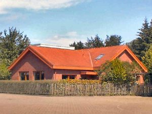 1995 - Mitten im Ort, gleich neben der Grundschule ist die "Villa Kunterbunt" zu finden.