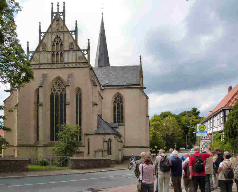 Kirchenbesichtigung von außen, im Bild die Marienkirche am Herforder Stift Berg, deren Gründung auf eine Marienerscheinung zurückgehen soll. 