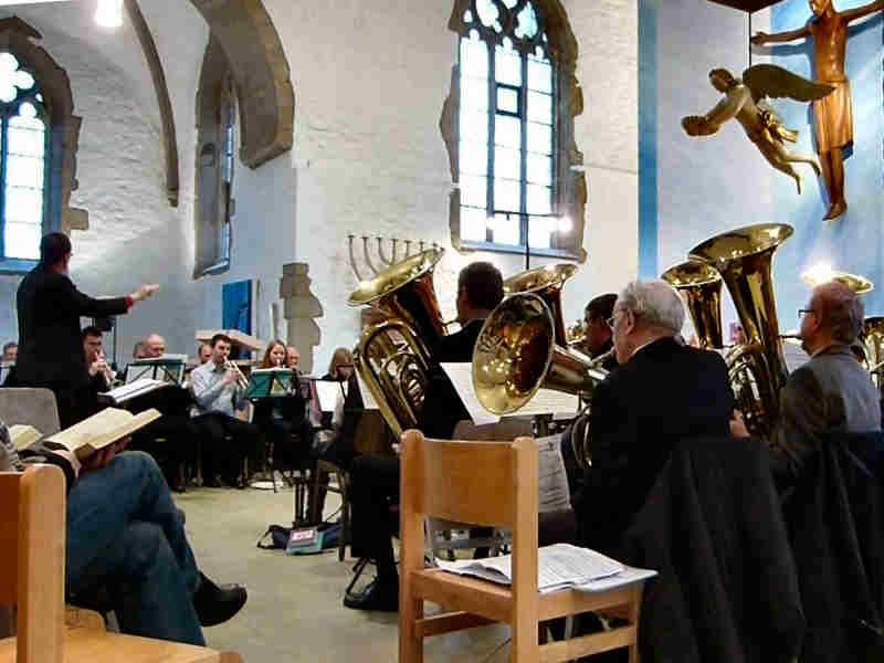 Der Valdorfer Posaunenchor gestaltet den Festgottesdienst mit