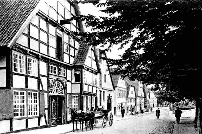 Es ist nicht nur eines der ältesten noch erhaltenen Häuser unserer Stadt, sondern auch eines der schönsten und repräsentativer Zeitzeuge für die Weser-Renaissance: Das Haus Malz in der Langen Straße in Vlotho.