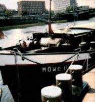 Bremen-Tiefer (1987) Der "Kopf" der "Möwe" ist zu sehen. Links unten hängt ein "Reibholz" - auf Seeschiffen heißen sie "Fender"